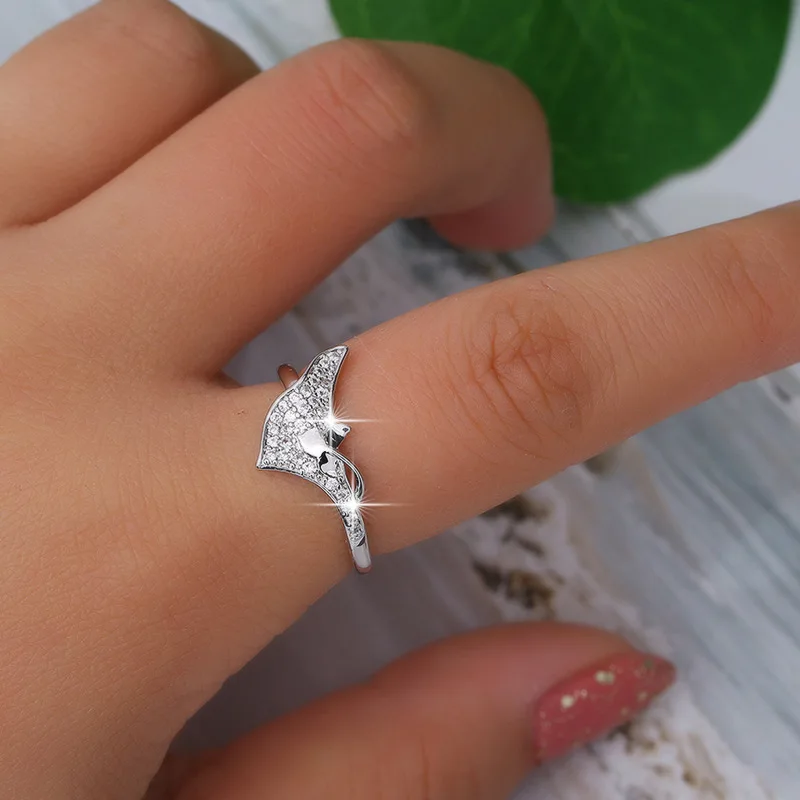 Женское кольцо с микро инкрустацией белым кубическим цирконием Кленовым листом