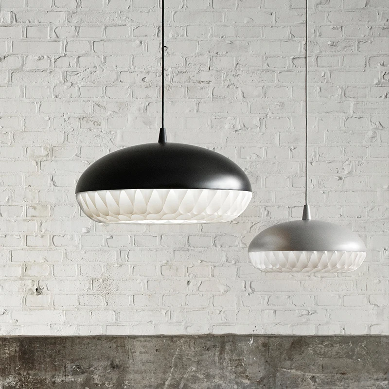 저렴한 북유럽 블랙/화이트/레드 LED 펜 던 트 조명 철 레스토랑 디자이너 호텔 라운드 매달려 램프 현대 침실 바 간단한 Luminaires 저렴한 북유럽 블랙/화이트/레드 LED 펜 던 트 조명 철 레스토랑 디자이너 호텔 라운드 매달려 램프 현대 침실 바 간단한 Luminaires