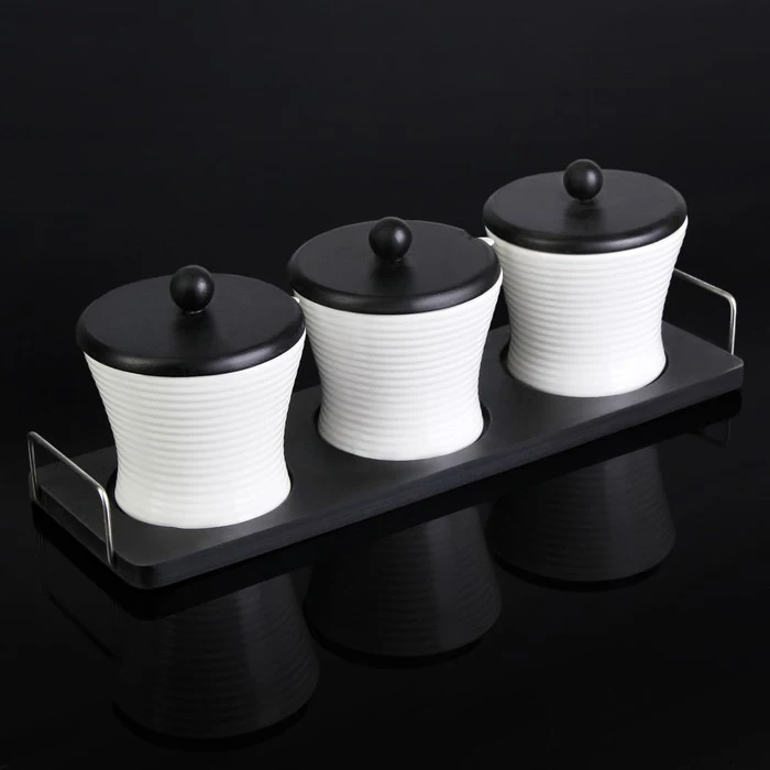 Набор банок для сыпучих продуктов 300 мл &quotИнь и Ян&quot 3 предмета на деревянной