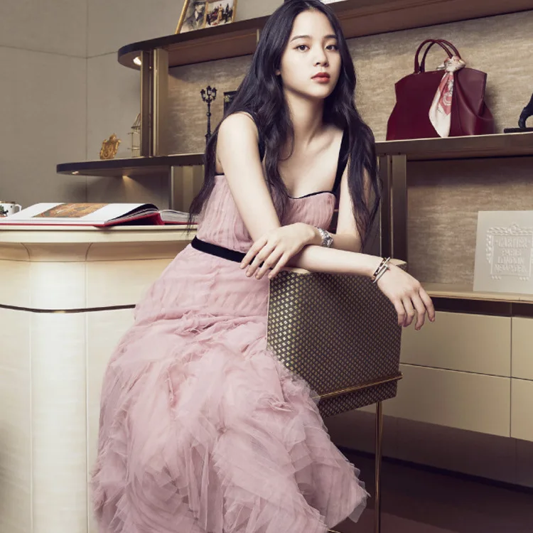 Женское длинное фатиновое платье розовое с бретельками для выпускного вечера