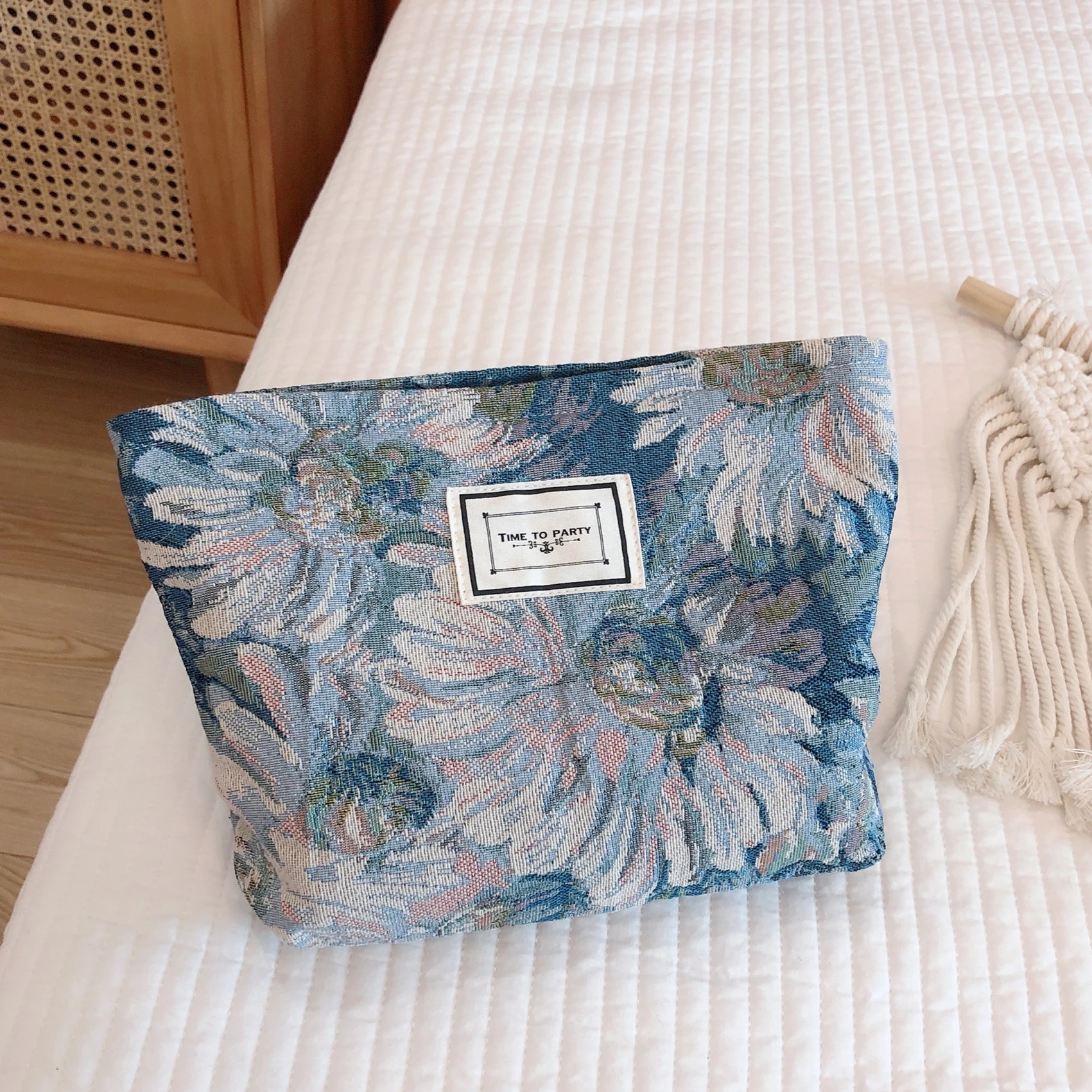 

Female Vintage Cotton Fabric Floral Big Capacity Roomy Cosmetic Bag Women Elegant Travel Make Up Kits Organizer Beauty Case Bag