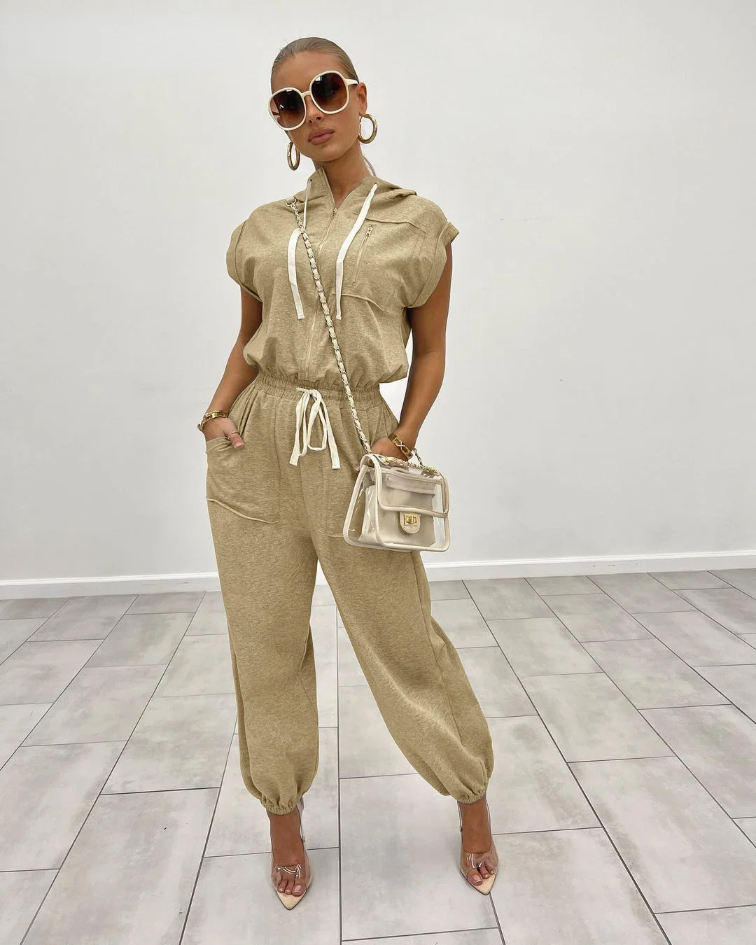 

Костюм спортивный женский однотонный из 2 предметов, кофта с капюшоном, на молнии, с коротким рукавом и карманами, свободные штаны, одежда на ...