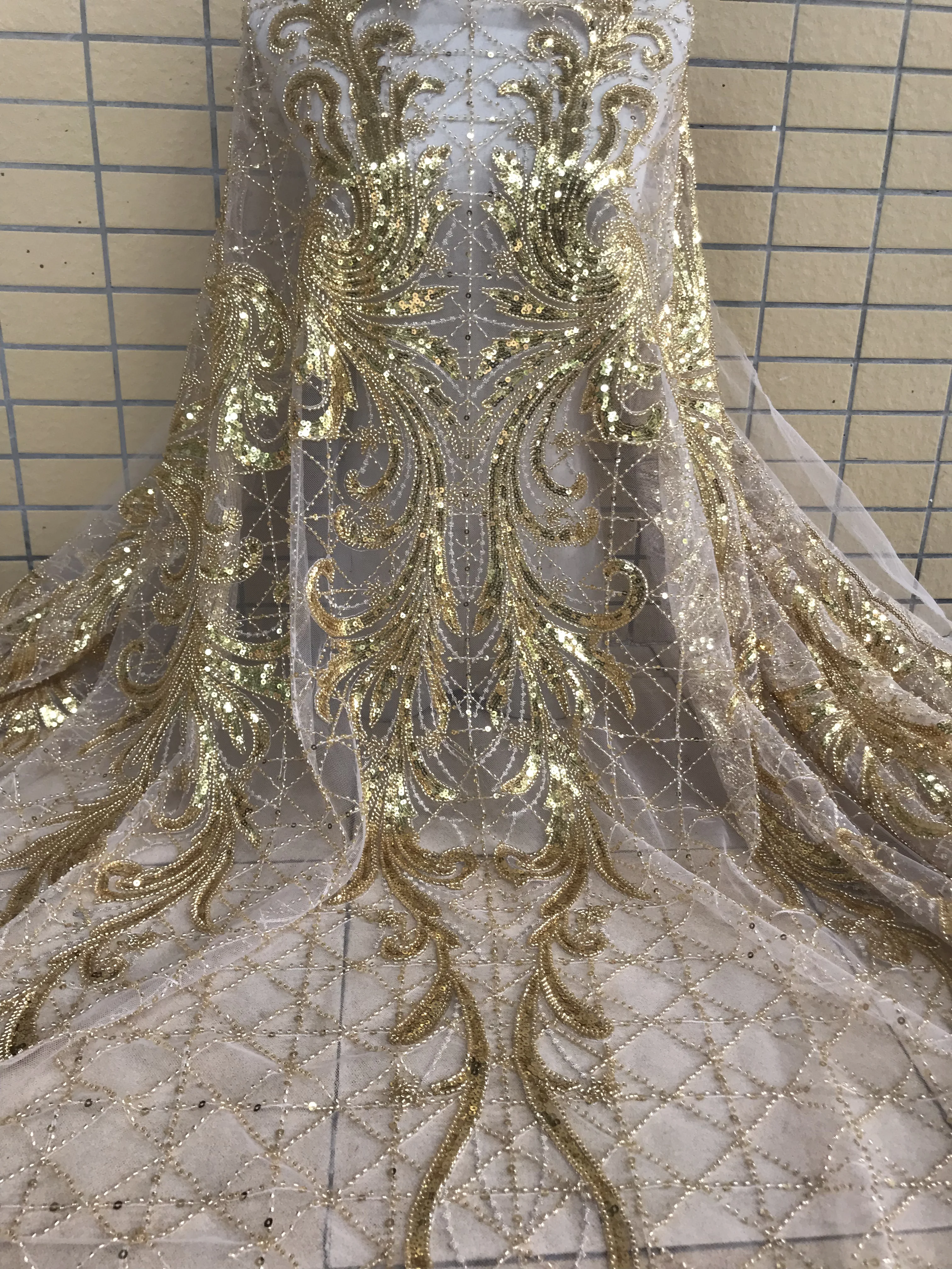 тюль вышивка. тюль белая с золотом. занавески с золотой вышивкой. кружевная ткань золото. тюль с золотом.