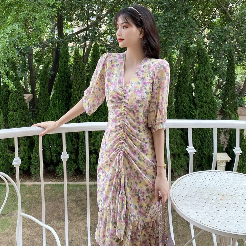 Летнее фиолетовое тонкое платье с v-образным вырезом и цветочным принтом для