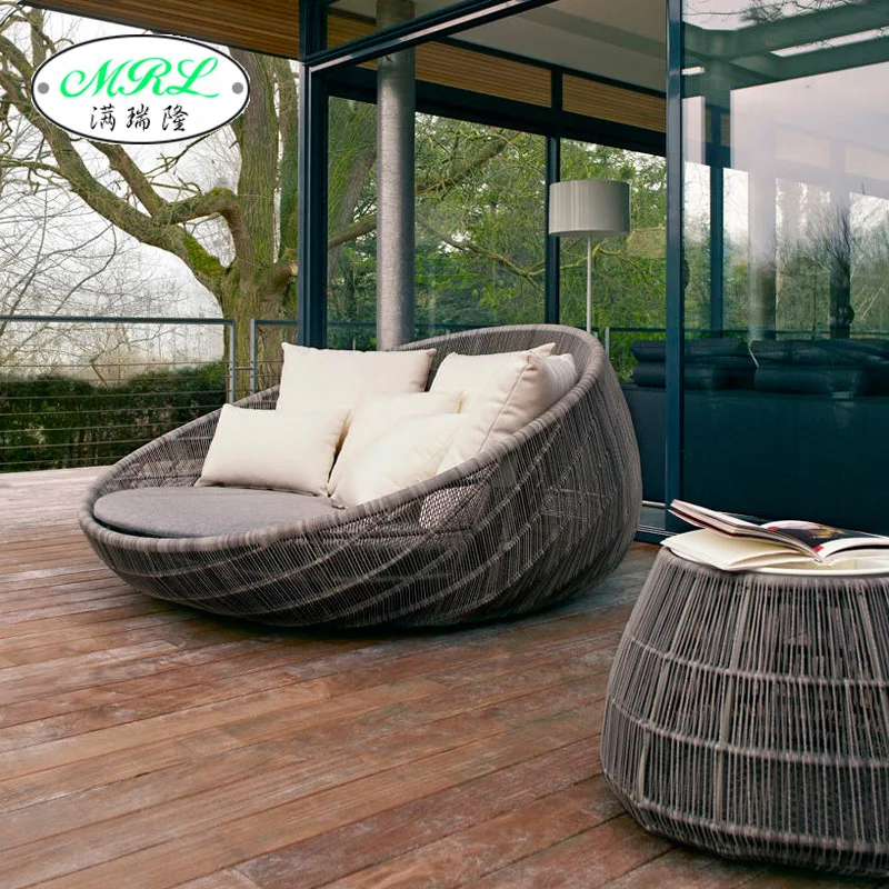 Комната с солнечным светом открытый плетеный стул диван чайный стол комбинация