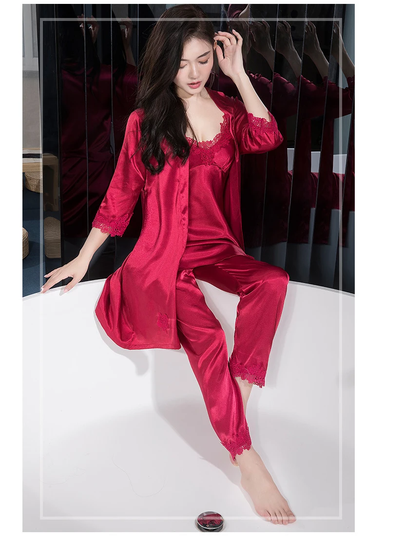 Комплект пижамный женский красный из трех предметов топ на бретельках и штаны