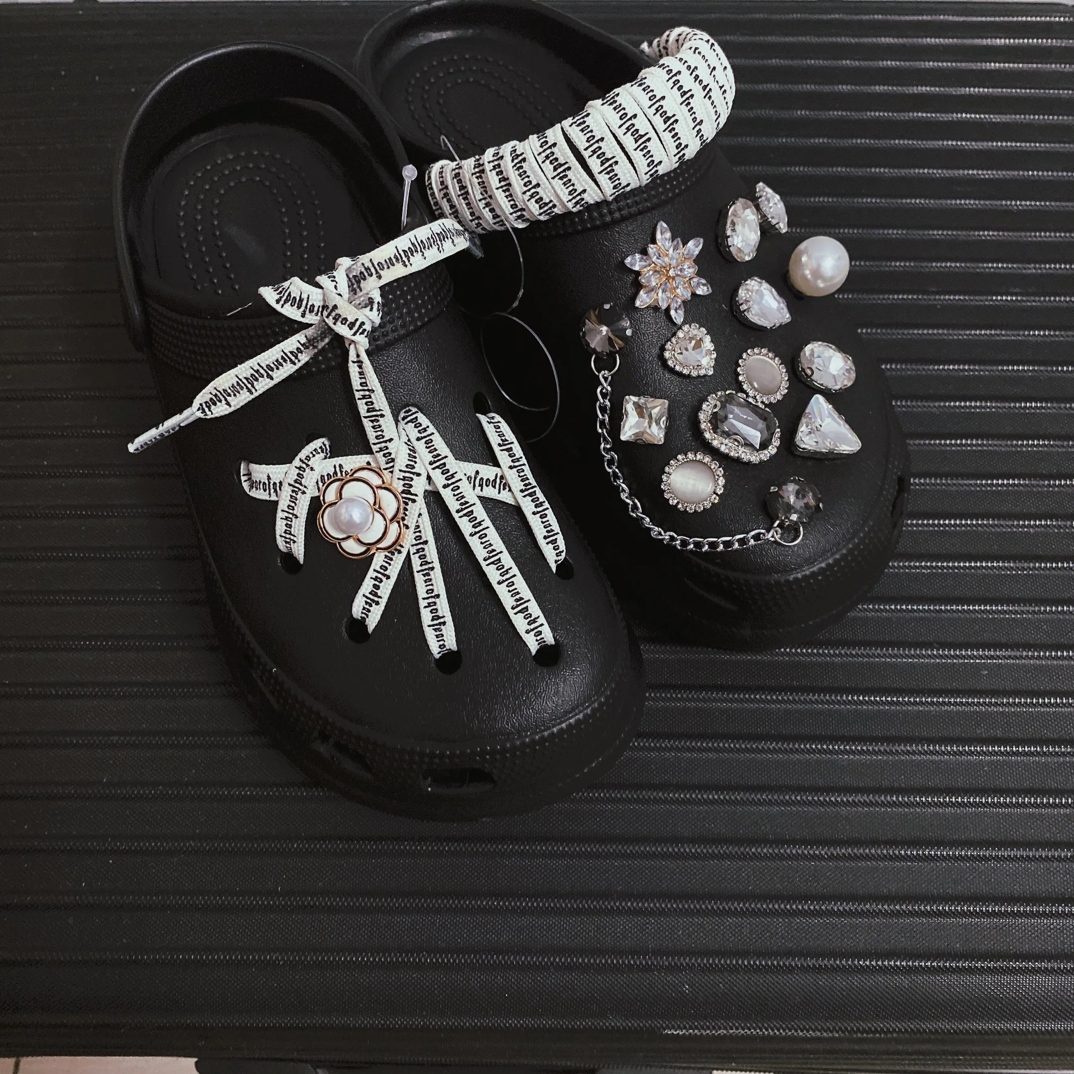 

Комплект элегантных шармов для Crocs, дизайнерские винтажные украшения для обуви с бриллиантами для Crocs, милые, лидер продаж, модные аксессуар...