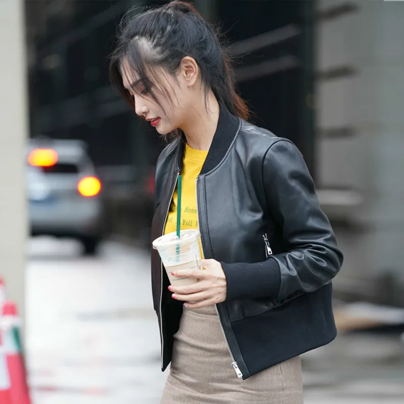 Женская короткая бейсбольная куртка из натуральной овечьей кожи осенняя