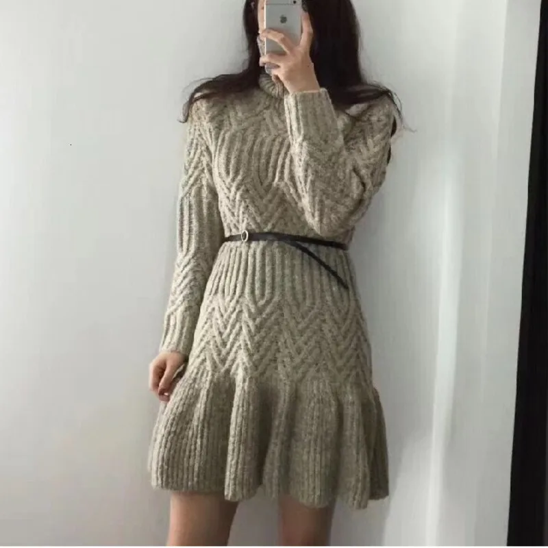 Зимнее платье свитер женское элегантное серое с высоким воротом и цветами из