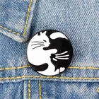 Мультфильм черный, белый цвет кошка обниматься мешок на рубашку брошь эмаль на булавке на металлические броши для женщин значок Pines в форме оливковой ветки мира аксессуары