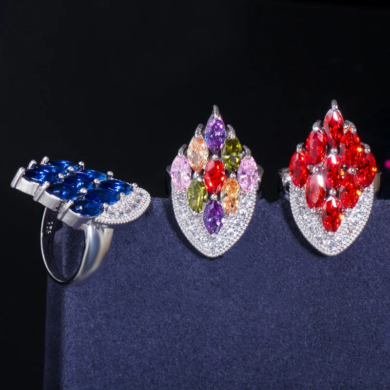 Женский комплект из колье и серёг кольца