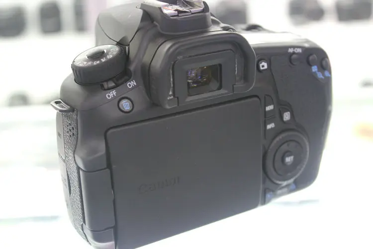 Б/у цифровая зеркальная камера Canon EOS 60D 18 МП CMOS с объективом 18-55 мм f/3 5-5 6 IS II SLR |