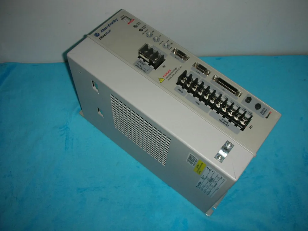 

Allen Bradley AB 2098-DSD-HV030-SE Ultra3000 Kinetix Servo Drive / Driver