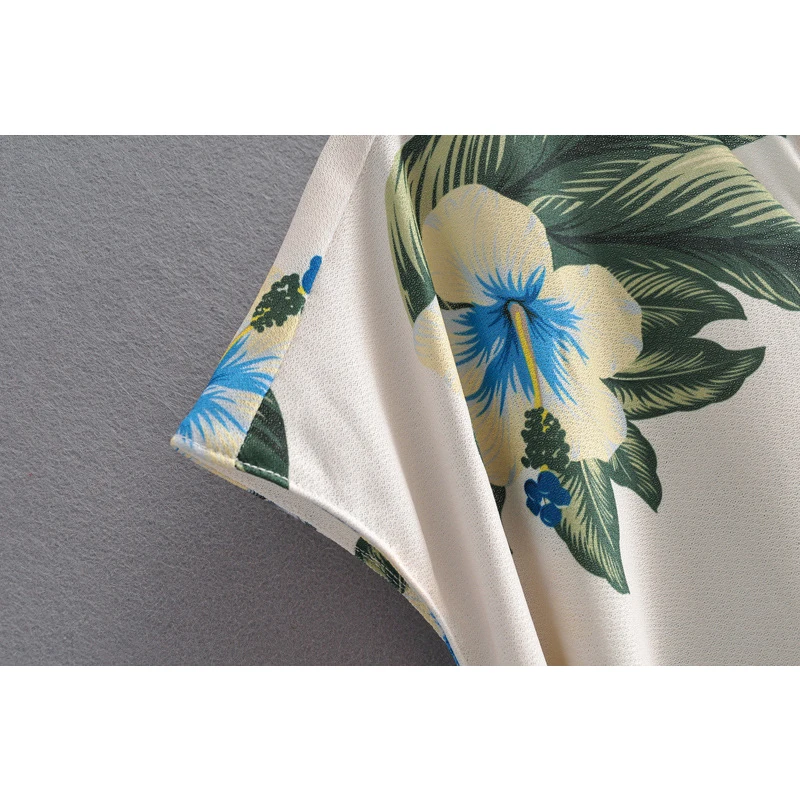 

2021 Summer New V-neck with Lace Printing Short Sleeve Retro Urban Leisure Pullover Fashionable Shirt Women