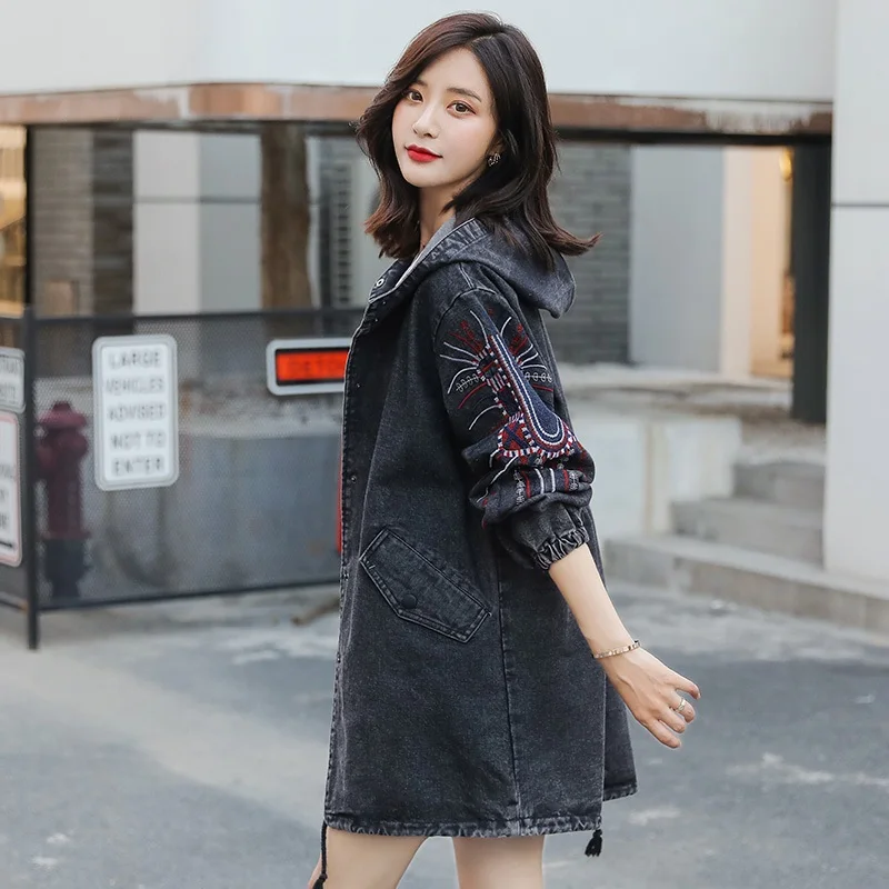 Женская джинсовая куртка средней длины с капюшоном и вышивкой| |