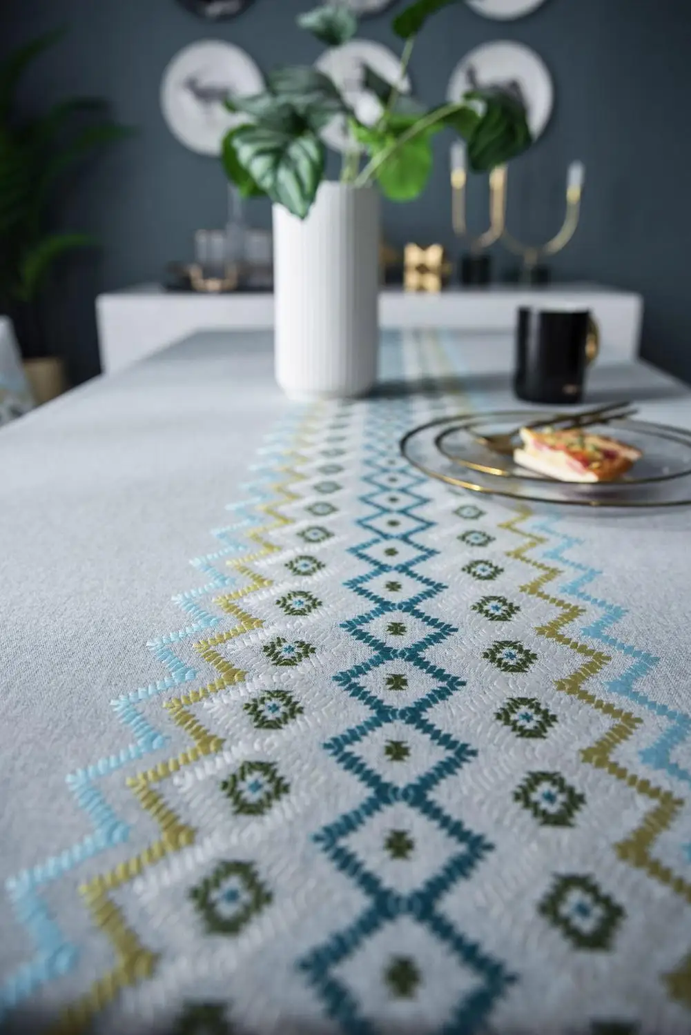 Прямоугольная льняная скатерть с кисточками однотонная Декоративная цветочным