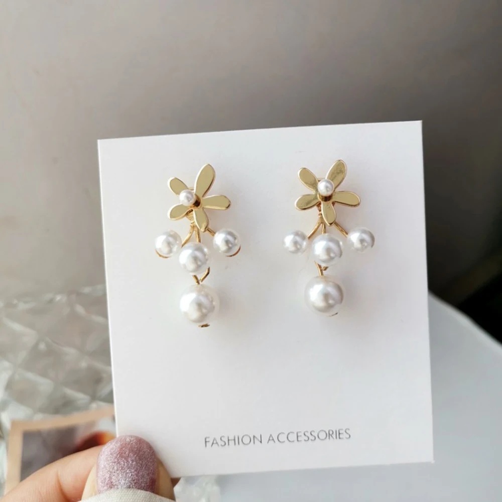 

Han Edition Of Stud Earrings Fashion Imitation Pearl Flower Shape Earrings Sweet Charm Women Exquisite Gift Sell Like Hot Cakes