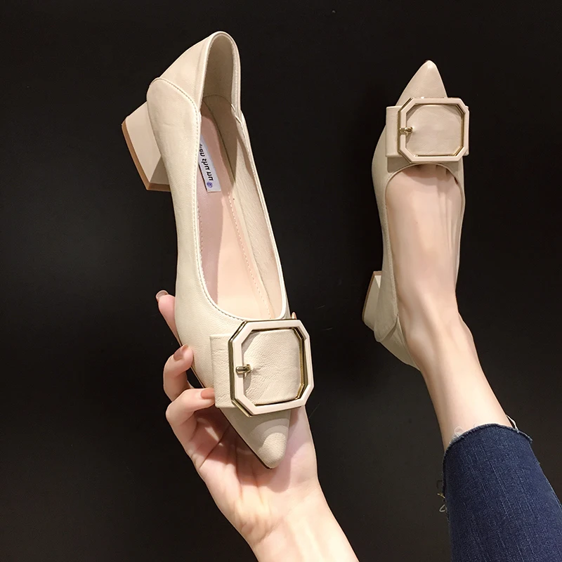 

Лоферы женские с металлической пряжкой, низкие мокасины на плоской подошве, заостренный носок, на массивном каблуке, офисная обувь для женщ...