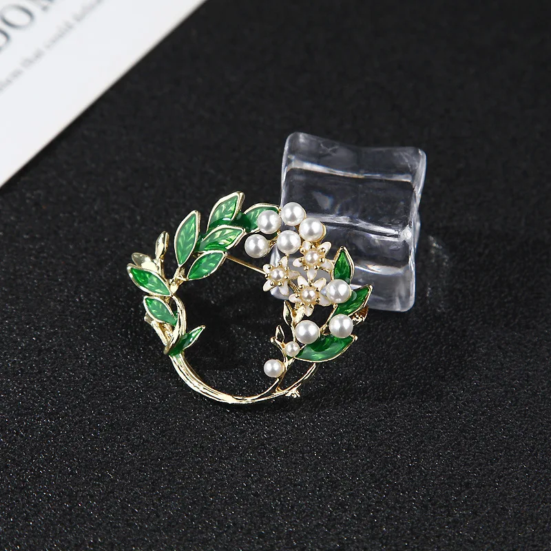 

Simple Exquisite Drip Enamel Gardenia Flower Brooch for Women Fashion Pearl Badge Suit Sweater Coat Corsage Office Party Gift