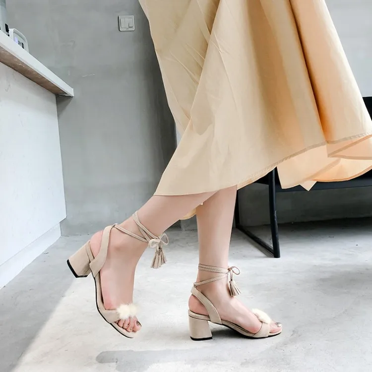 Сандалии женские на высоком каблуке босоножки оверсайз с меховым помпоном