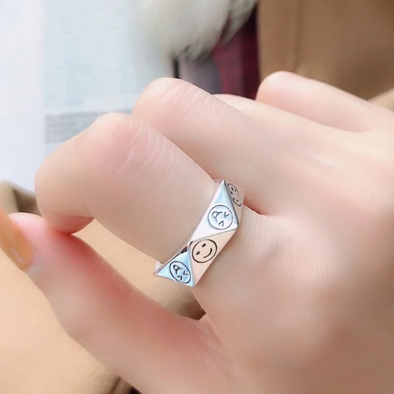 

South Korea Dongdaemun Smiley Ring Woman Simple Cute Expression Pack Ring Retro Old Water Chestnut Smile Ring Jewelry Accessorie