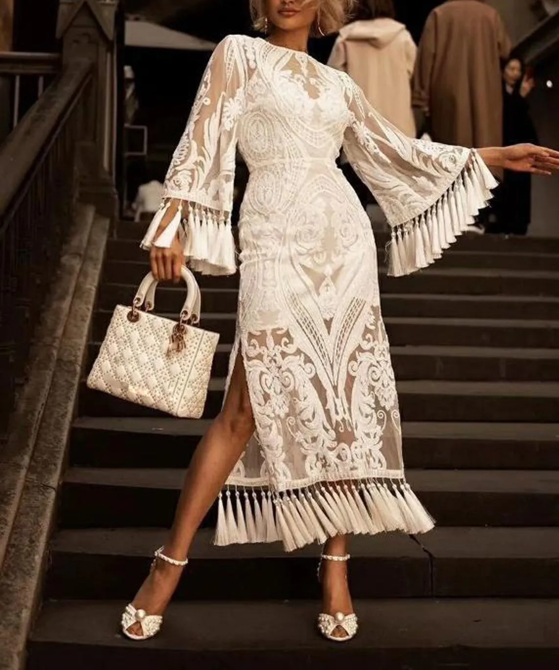 Женское летнее белое длинное платье с круглым вырезом и вышивкой винтажное