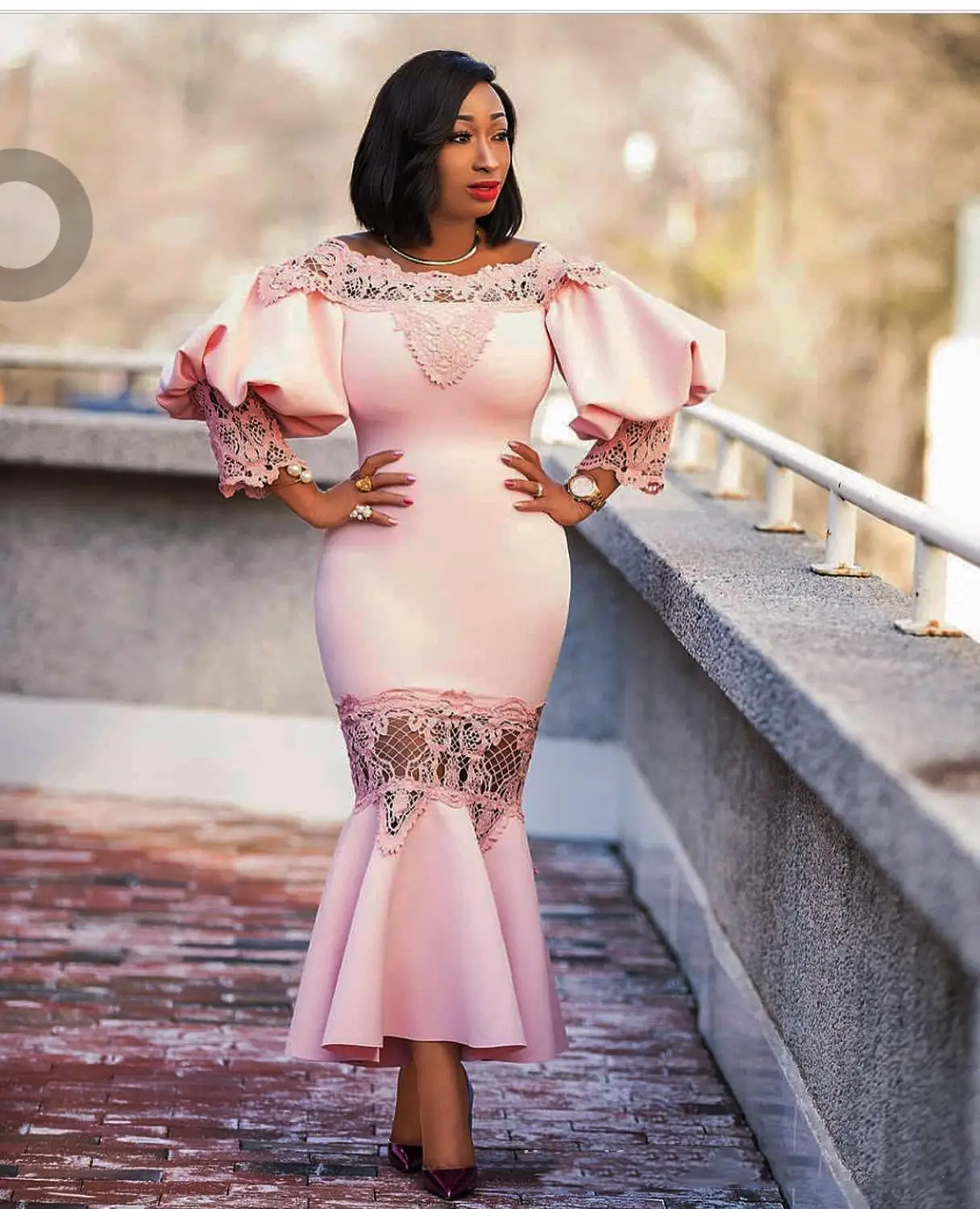 Женское длинное офисное платье с открытыми плечами цветочным кружевом и