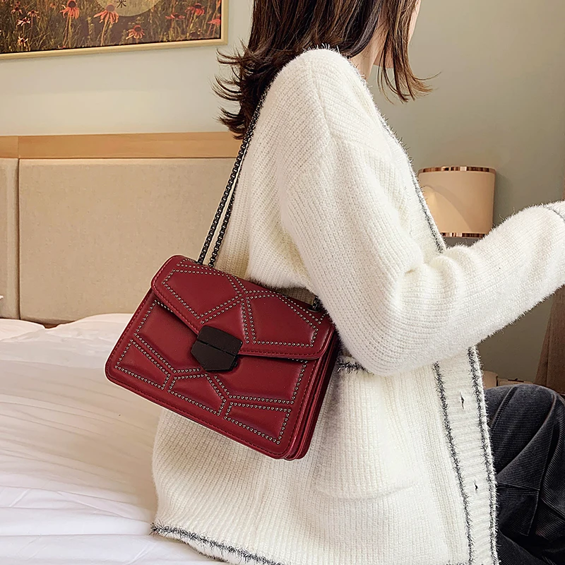 Маленькие сумки через плечо с заклепками и цепочкой для женщин Модный мессенджер