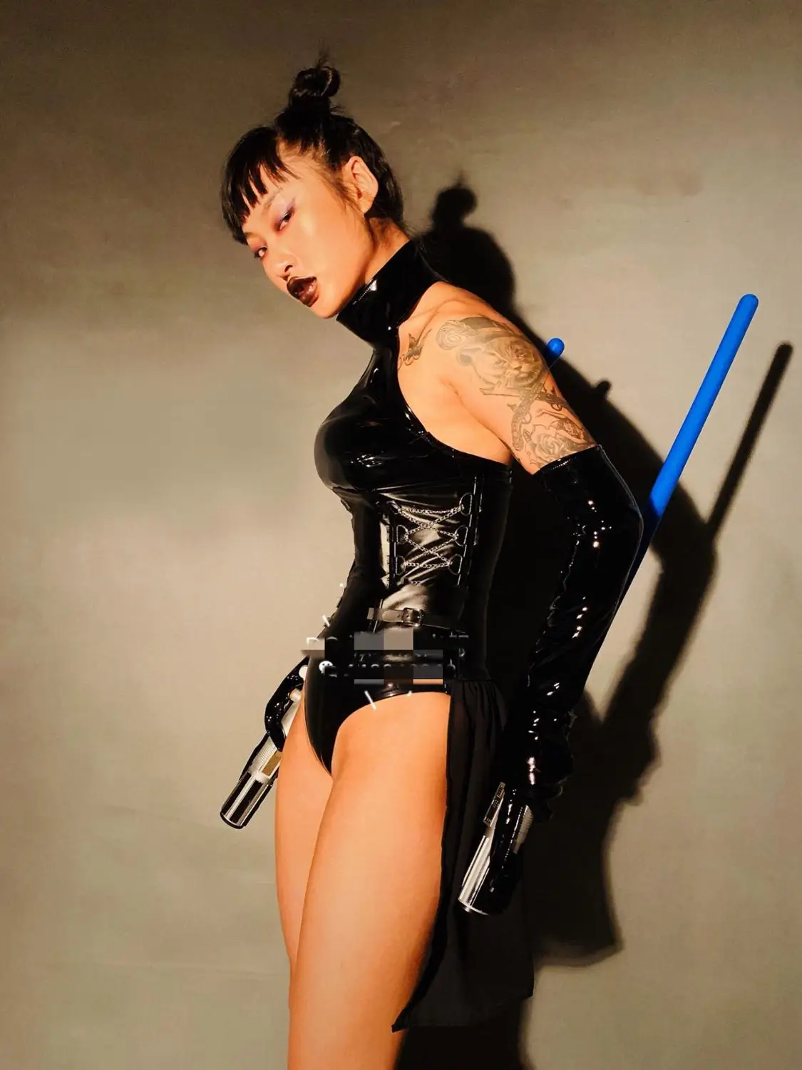 Боди женское черное из искусственной кожи соблазнительный купальник с солдатами