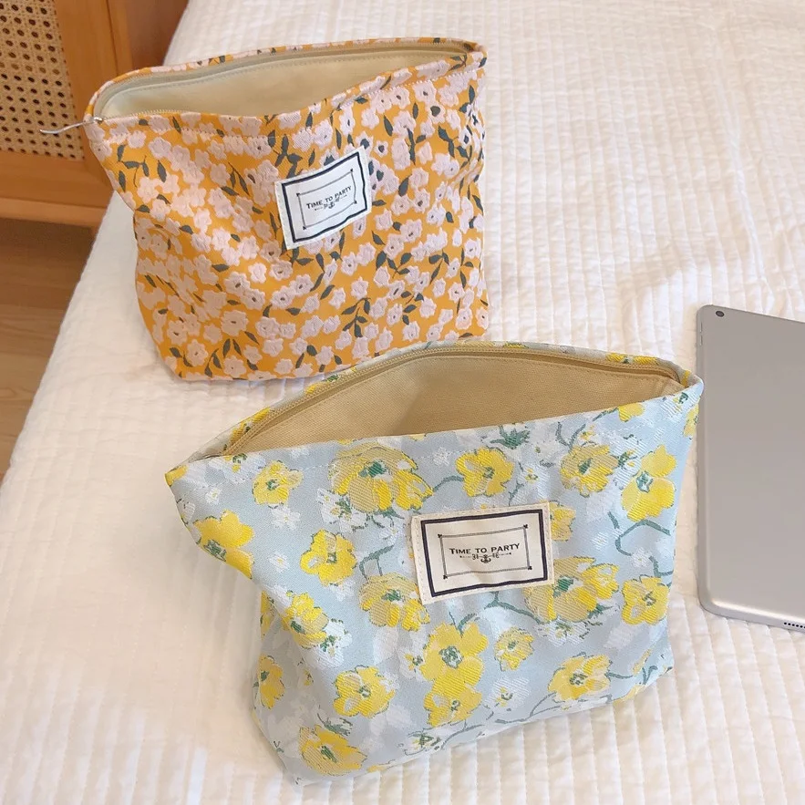 

Women Cosmetic Bag Cotton Fabric Retro Floral Clutch Makeup Bag Organizer Travel Toiletry Bag Grils Beauty Pouch Make Up Storage
