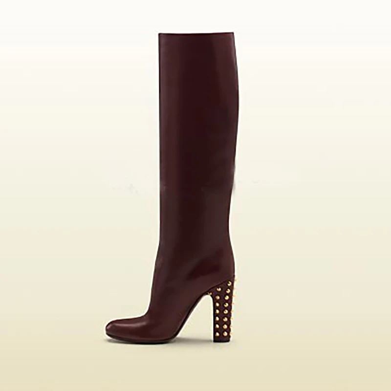 Сапоги до колена на блочном каблуке украшенные заклепками однотонные матовые