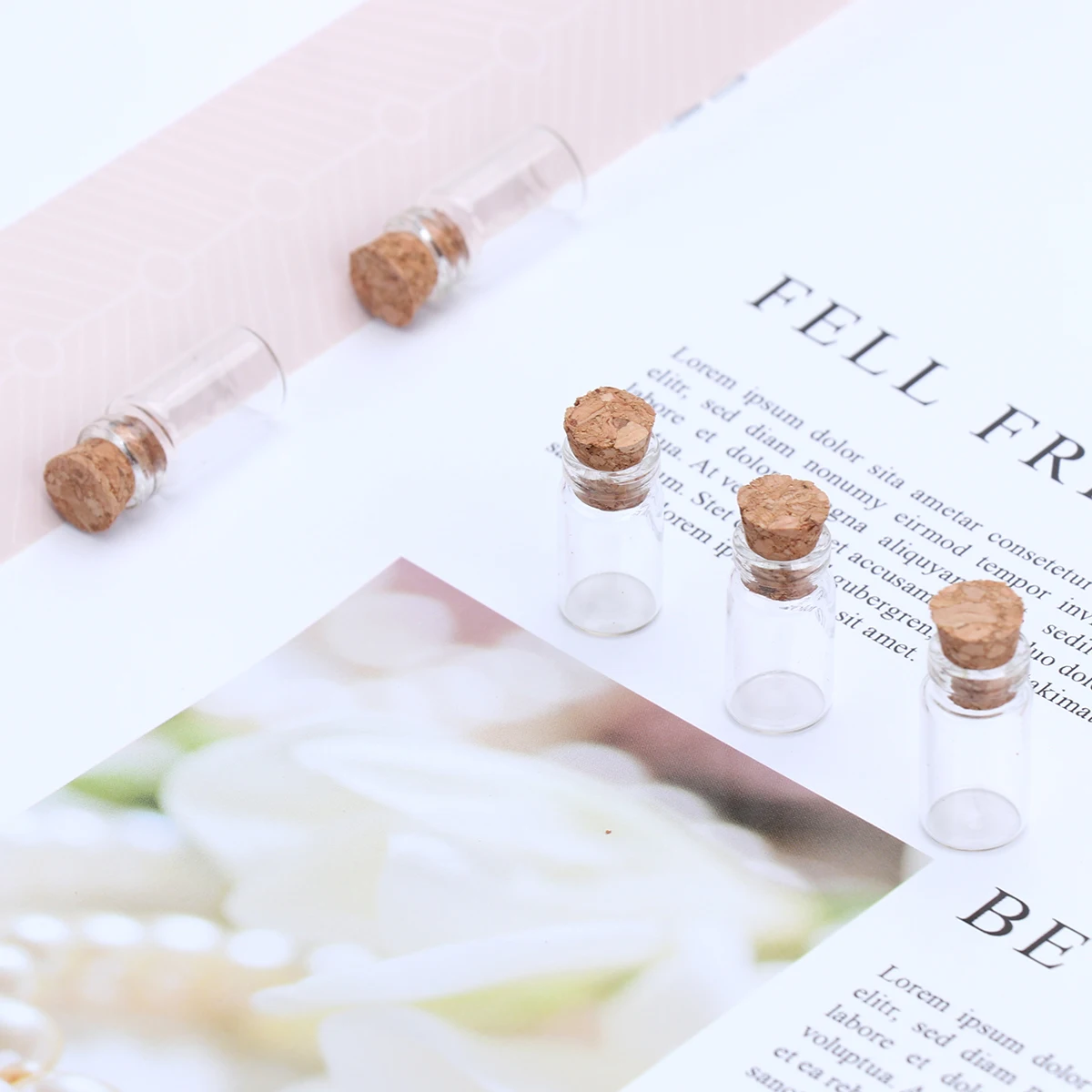 

25 Pcs Clear Mini Glass Jars with Cork Stoppers Tiny Small DIY Wish Bottles For Message Weddings Wish Party Favors 11x22mm