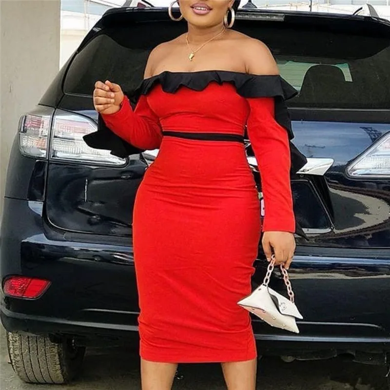 Женское платье облегающее с открытыми плечами в стиле пэчворк черными оборками