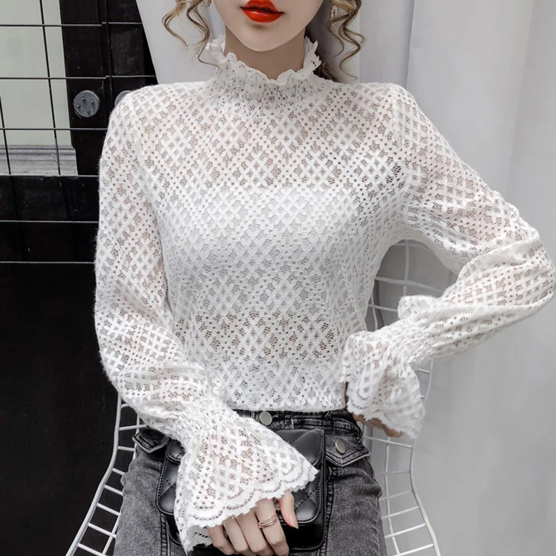 Женская кружевная блузка элегантная приталенная с расклешенными рукавами и