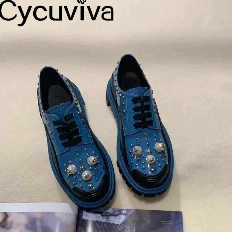 Шикарные кроссовки из лакированной кожи украшенные жемчугом Разноцветные