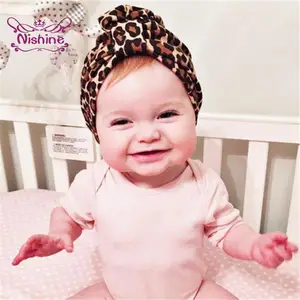 Милая шапка-пончик для новорожденных, Шапка-бини с леопардовым принтом и черепом, шапка для маленьких девочек с бантом, плиссированная теплая шапка, уличное украшение