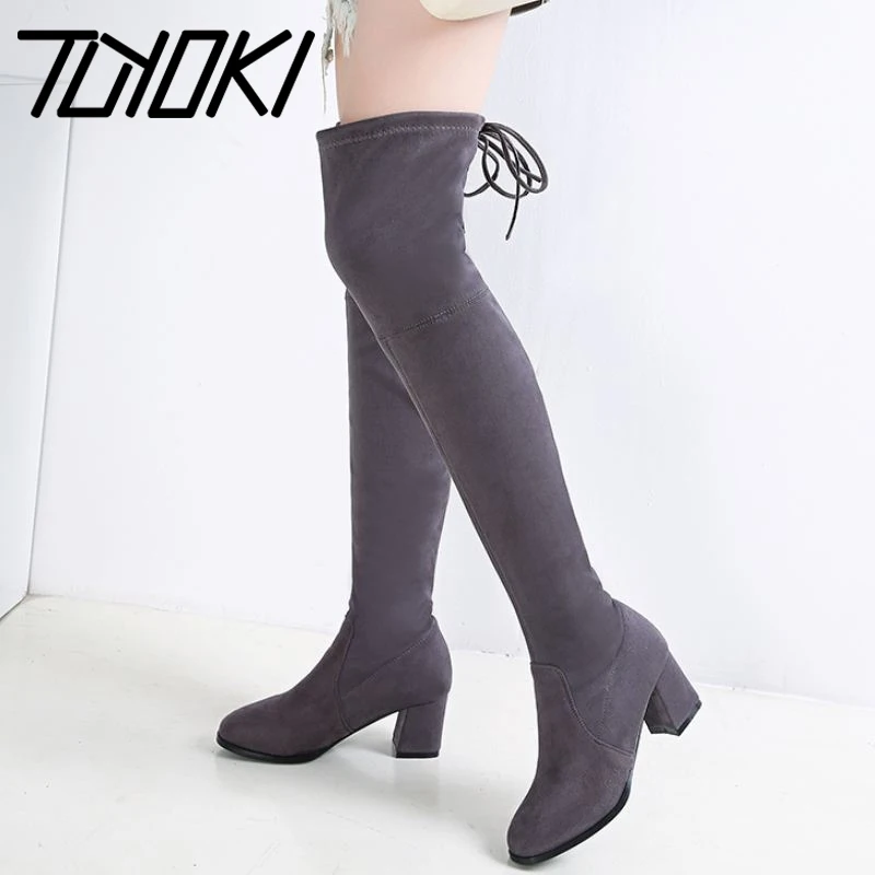 

Tuyoki 2019 сером цвете женские сапоги до колена вечерние Клубные зимняя обувь квадратный носок пикантные туфли из эластичного трикотажного пол...