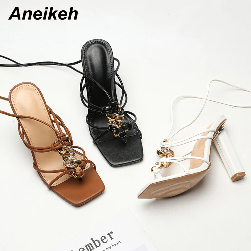 

Женские летние туфли Aneikeh 2022 с металлическим украшением, милые сандалии-гладиаторы из искусственной кожи на высоком каблуке, на шнуровке, с ...