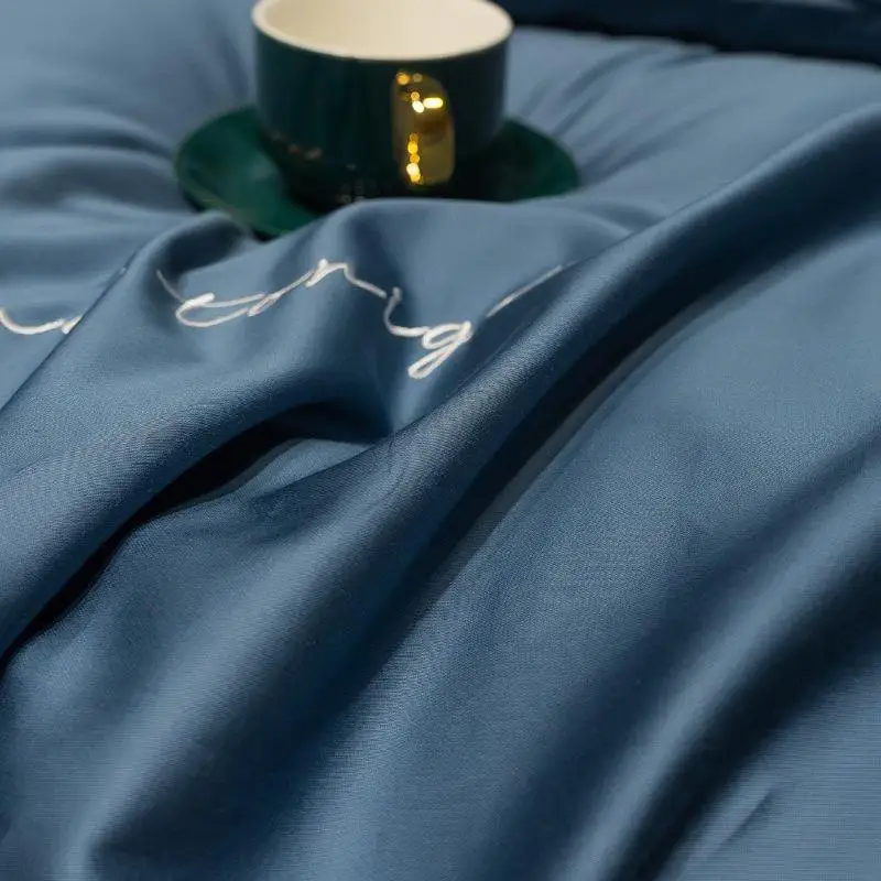 Комплект постельного белья из египетского хлопка высокого качества с вышивкой, сатиновым блеском и легким роскошным дизайном, включающий наволочки и простыню.