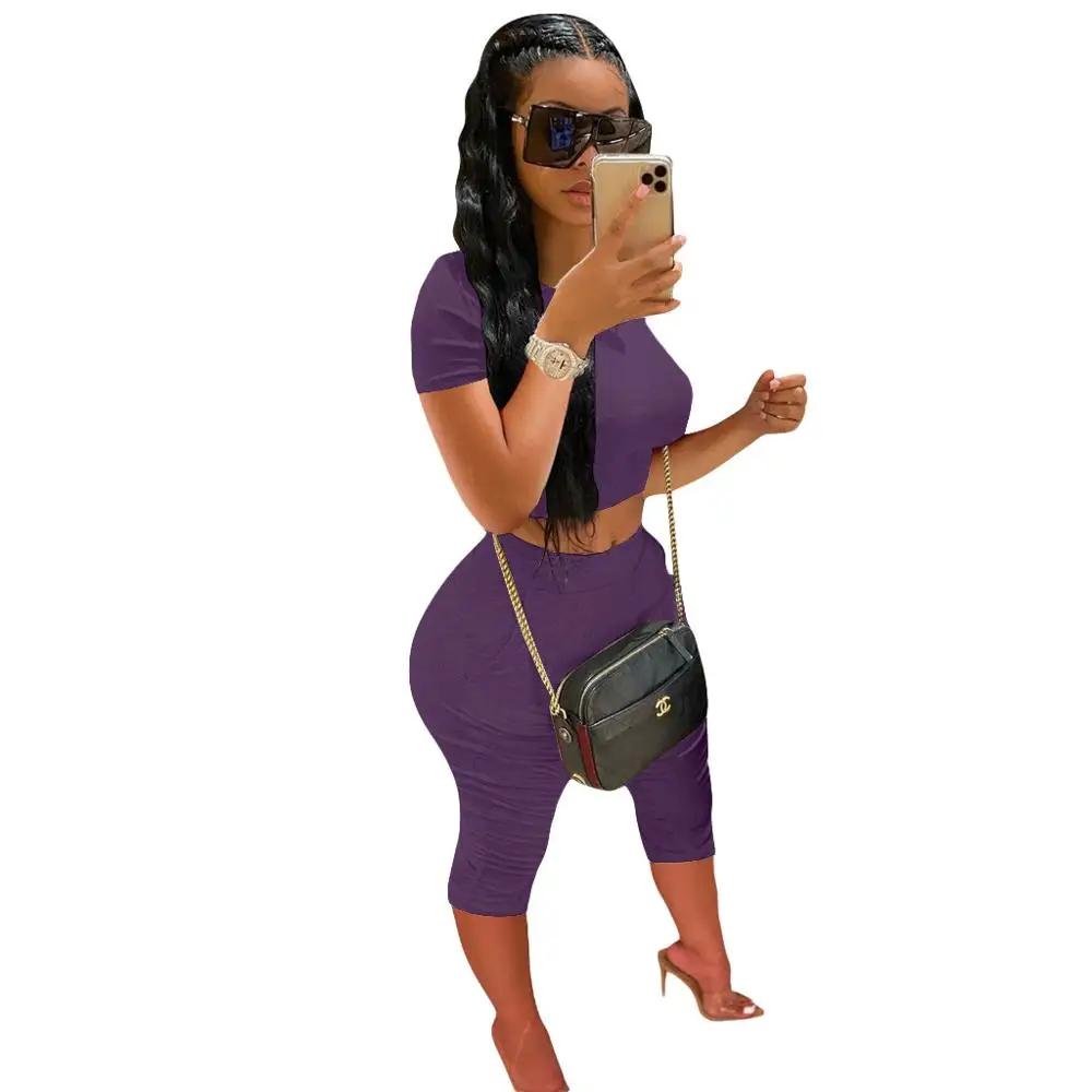 Женский комплект из топа с коротким рукавом и брюк до колена однотонный