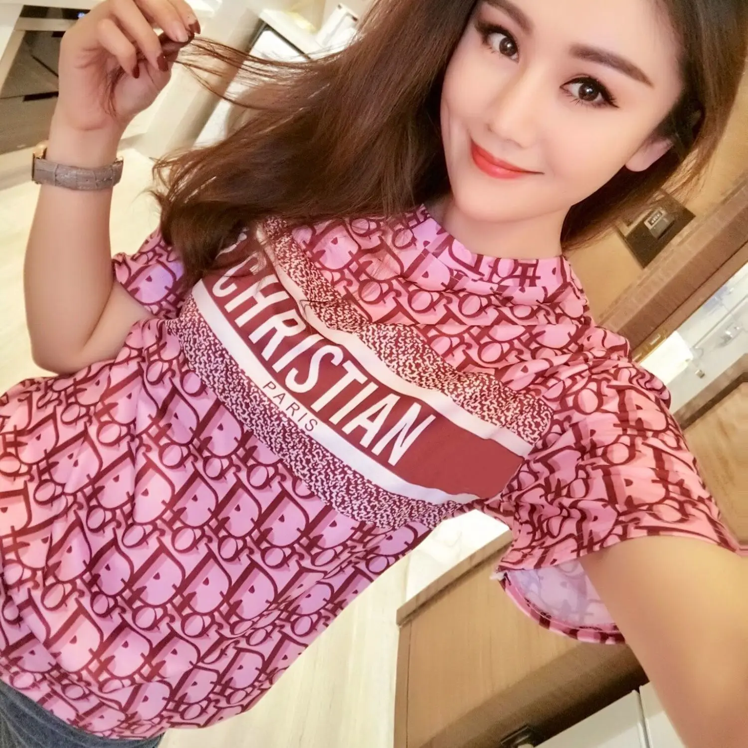 

European 2021 early in the spring and autumn period and the new alphabet drills very long sleeve top female T-shirt cultivate on