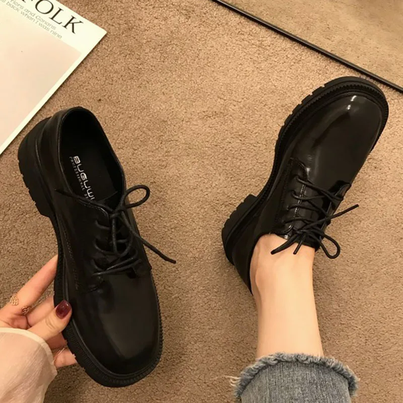 Женские туфли-оксфорды из лакированной кожи в британском стиле лоферы на