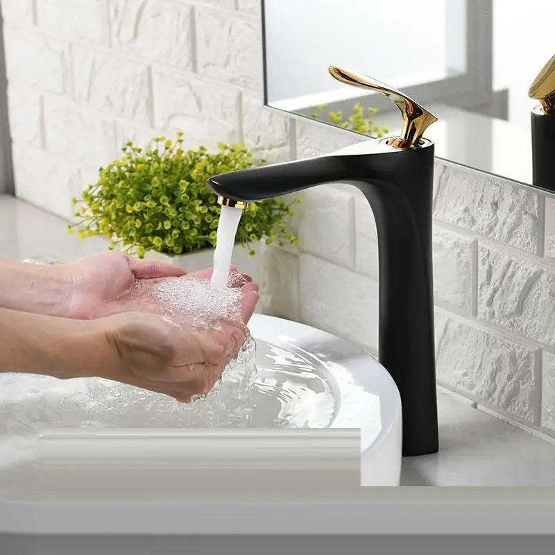 Смеситель для ванной комнаты кран Водопад настенный черная раковина |