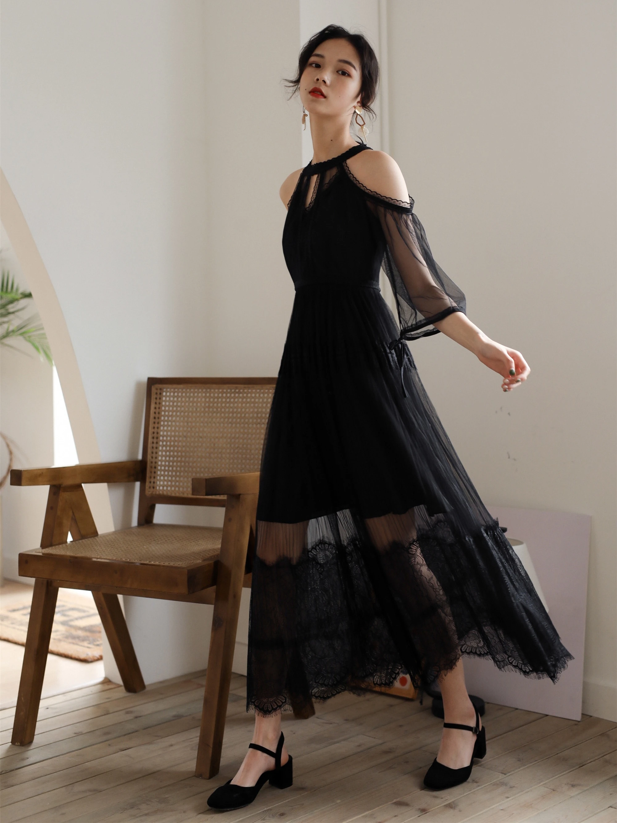 Женское праздничное платье с лямкой на шее вечерние ажурные черные сетчатые