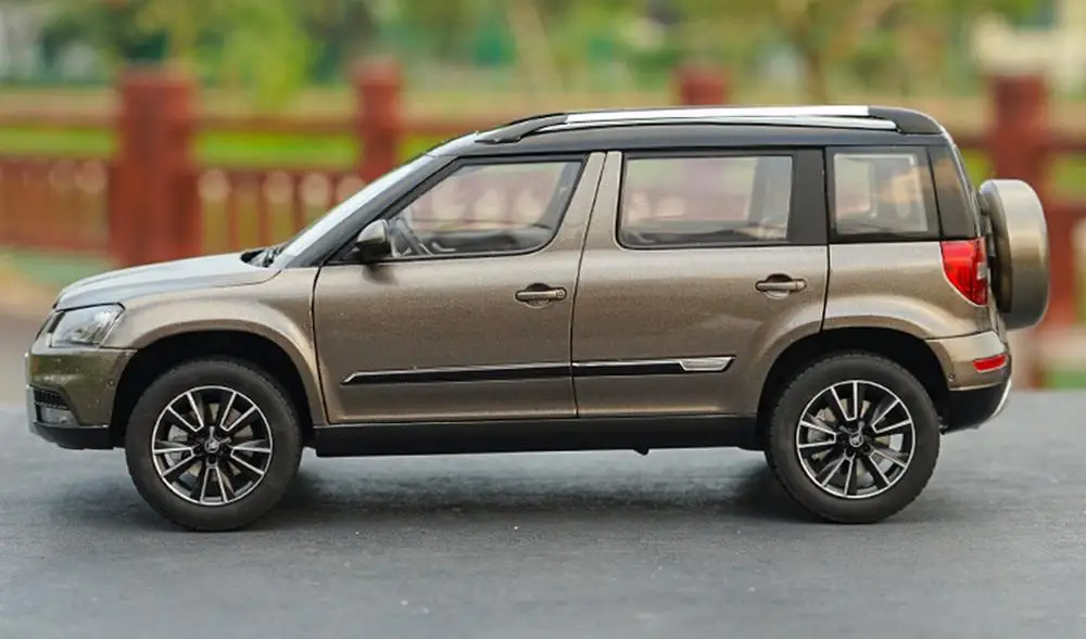 Коллекция коллекционных моделей автомобилей в масштабе 1/18 VW Volkswagen Skoda Yeti SUV Brown |