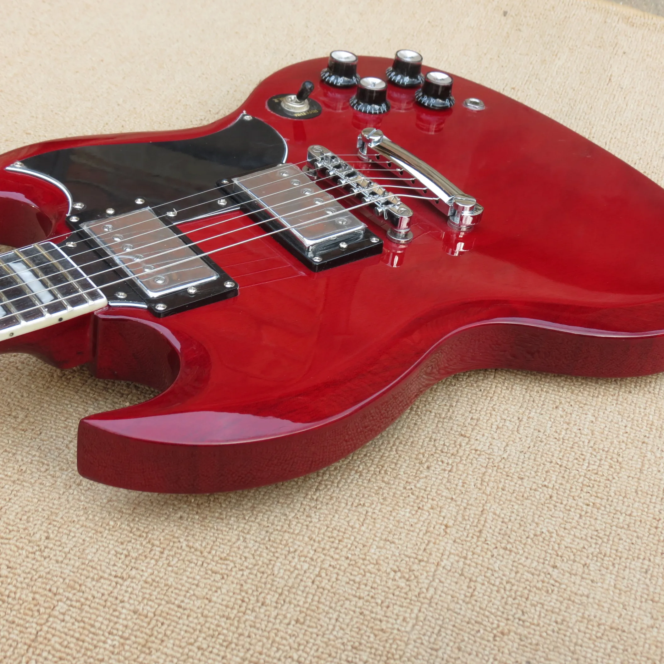 

Высококачественная красная электрическая гитара на заказ, пикап LP, фингерборд из палисандра, можно настроить