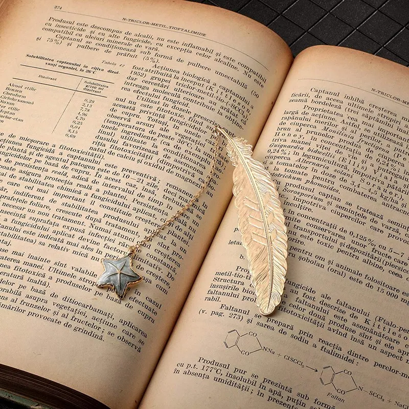 

4 Pieces Feather Pendant Bookmarks Handmade Metal Bookmarks Present for Teens Adults Friends Readers