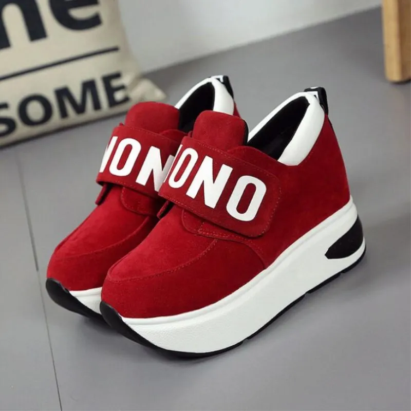 Новинка 2020 года Сезон осень Женская повседневная обувь на танкетке и высоком