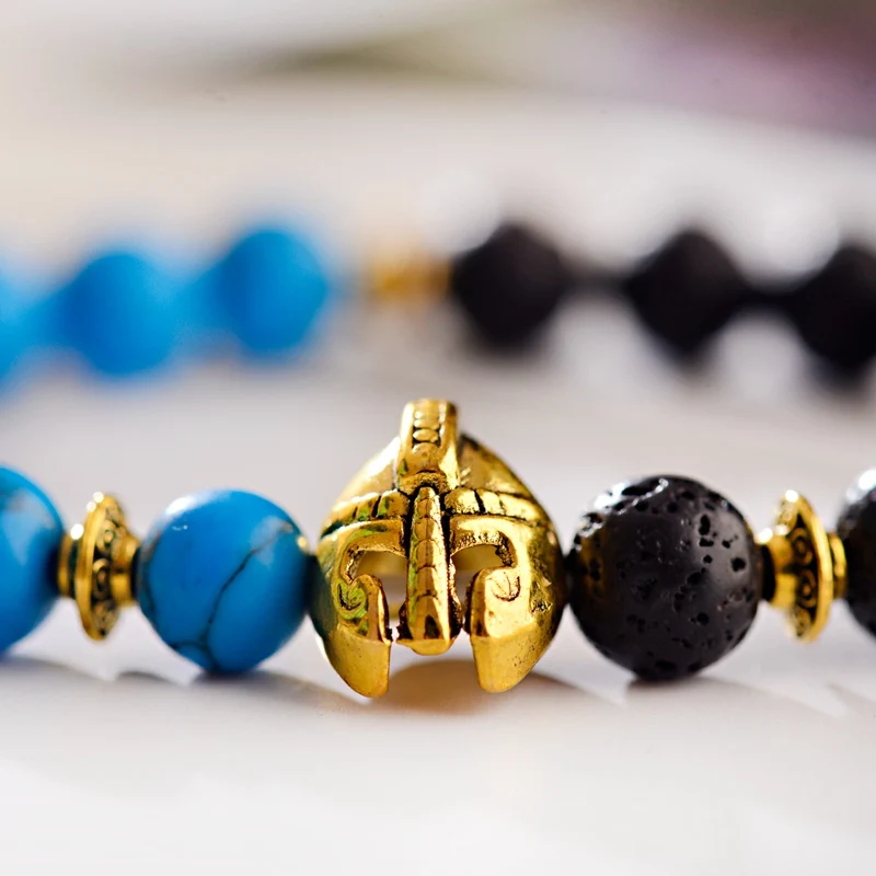 Мужской браслет из натуральной лавы черный и белый эластичного материала с