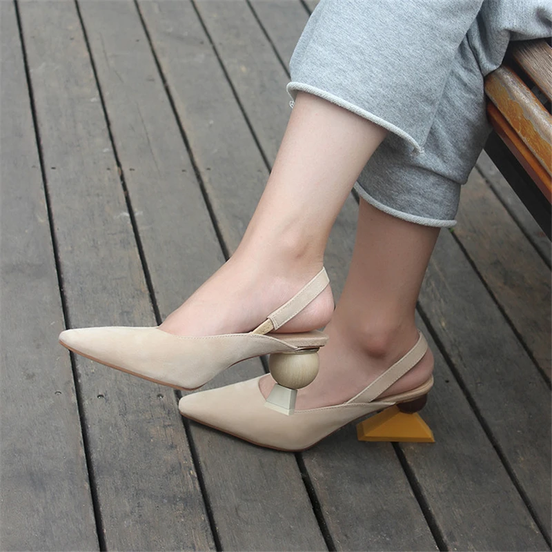 Необычные женские туфли на квадратном каблуке с ремешком сзади; замшевые Асимметричные модные босоножки для подиума; Sandalias Mujer